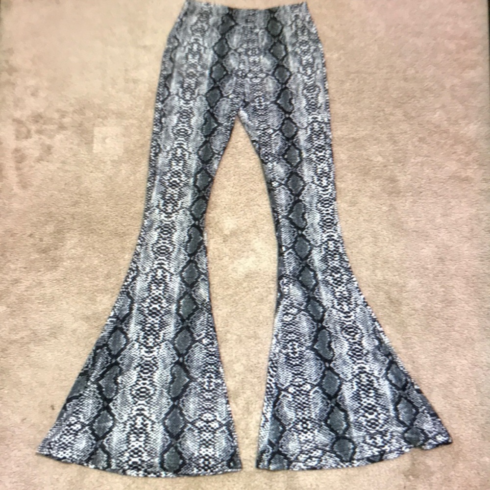Shein Bellbottoms lightweight stretchy pants size small – [120]